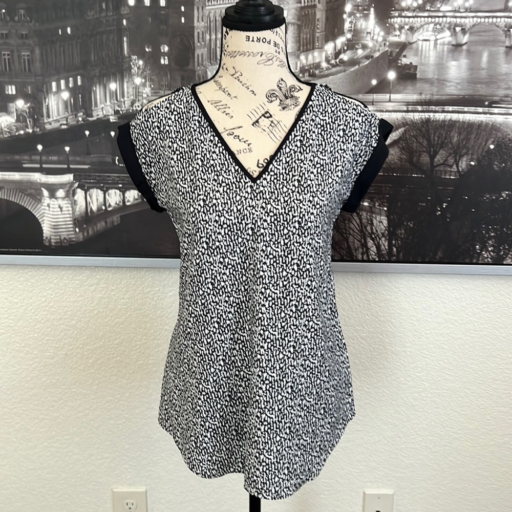 Express Women’s Top With Cutout Shoulders NWOT